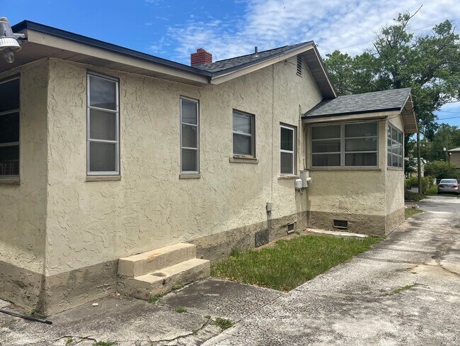 Building Photo - Very nice, spacious fenced in 3/1 for rent...