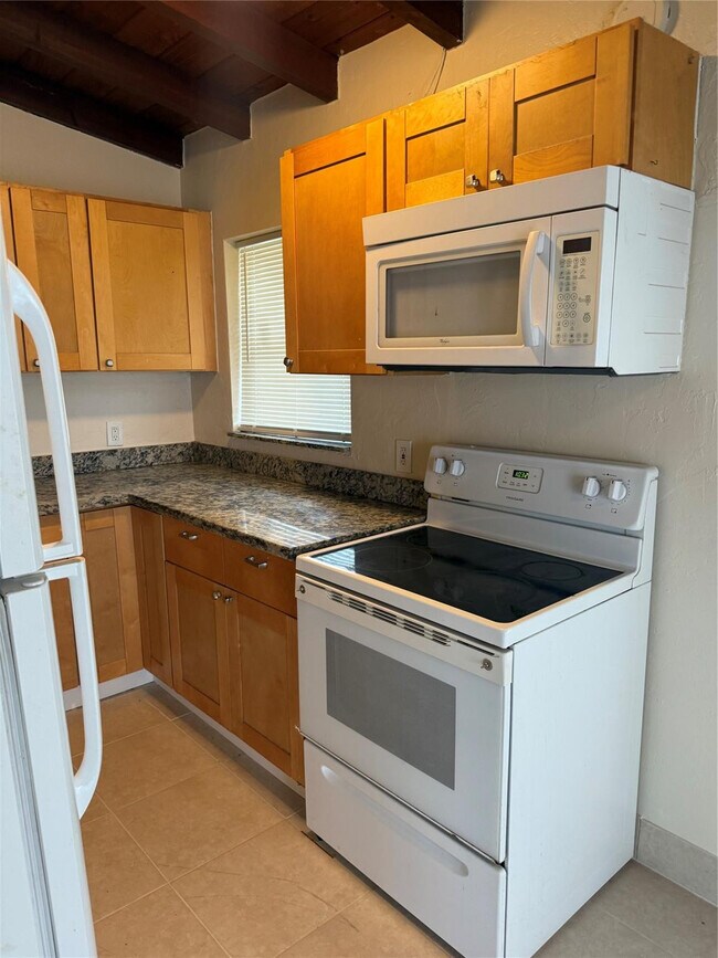 Building Photo - 605 SW 22nd Ave