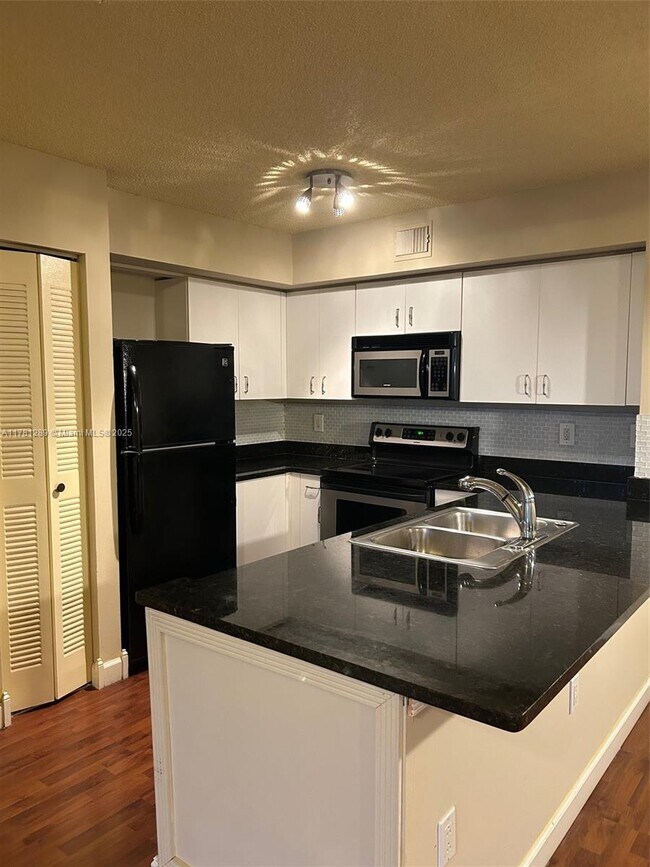 Foto del edificio - 1707 Village Blvd