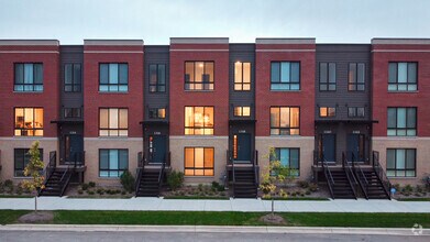 Building Photo - 1318 Lakepointe Dr
