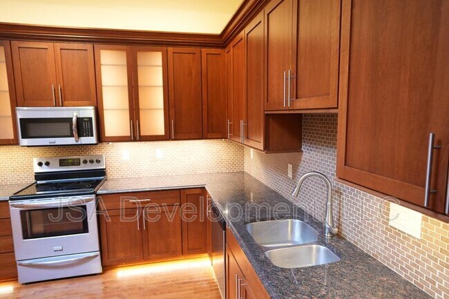 Foto del edificio - 208 E 4th St