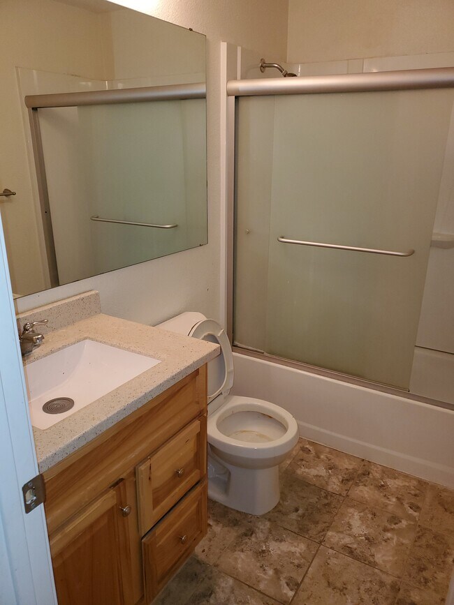 Baño principal - 1615 Brown St