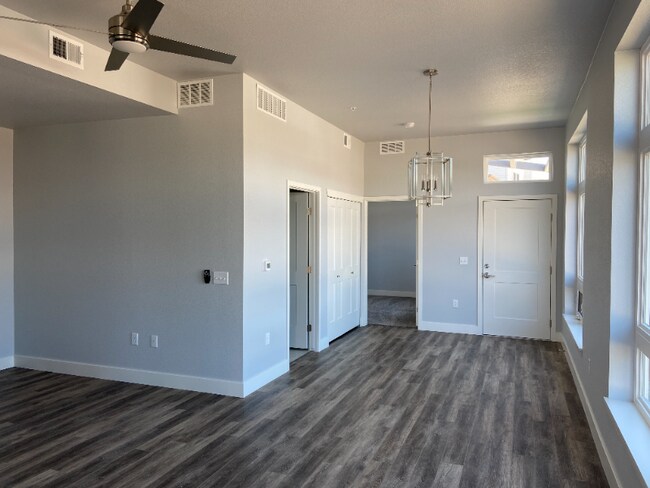 Building Photo - 909 Blondel St