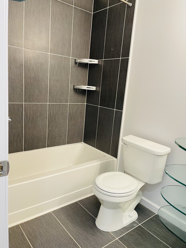 hallway bathroom - 6423 Richmond Hwy