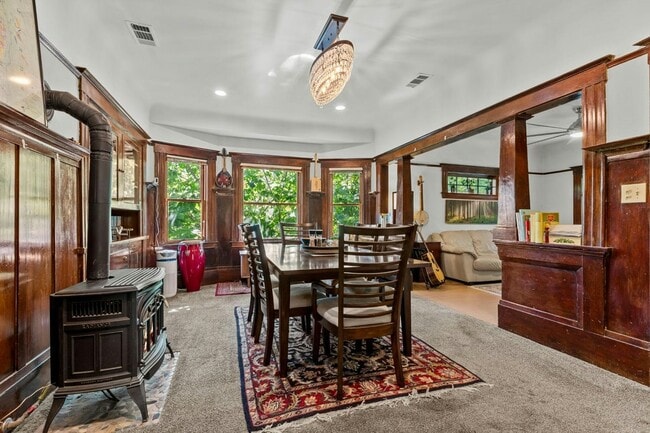 Building Photo - 605 T St