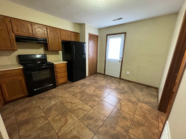 Building Photo - Updated 2 bedroom 1.5 bath Townhome in a g...