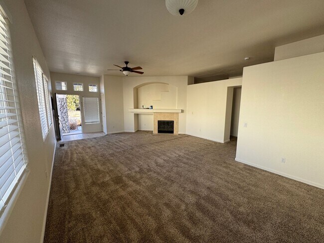 Foto del edificio - Pet Friendly 4 Bedroom Home Available in T...