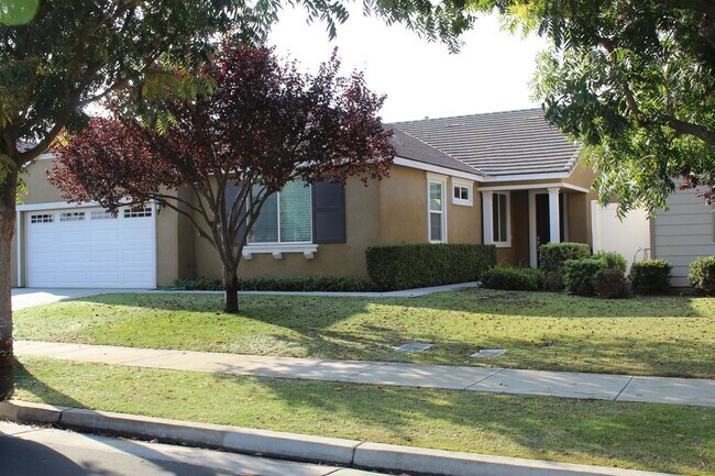 Foto del edificio - Northwest Bakersfield Home in the Village ...