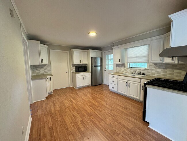 Building Photo - Home for rent in Sulphur - HALF OFF FIRST ...