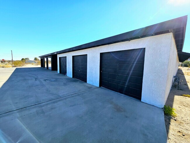 Foto del edificio - 74077 Cactus Dr