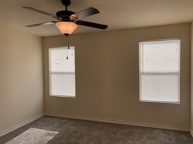 Building Photo - Town home for rent