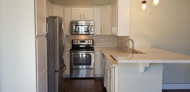 Building Photo - Newer Contemporay Home in Midtown