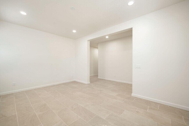 Building Photo - 79915 Grasmere Ave