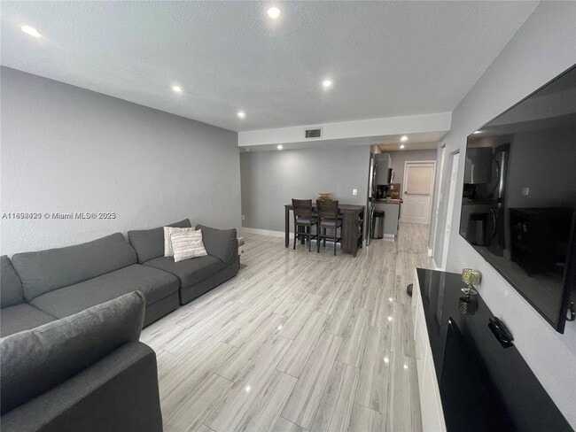 Foto del edificio - 10285 NW 80th Ct