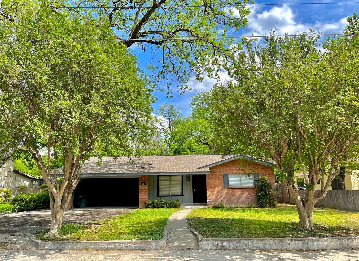 Foto principal - 214 W Strickland St
