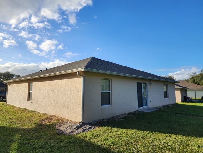 Building Photo - Large 4/2 Home With 2 Car Garage In Poinci...