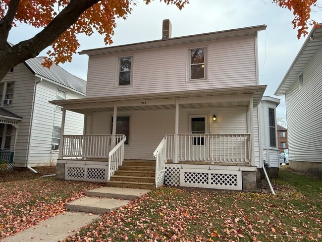 Foto del edificio - 215 E Bloomington St