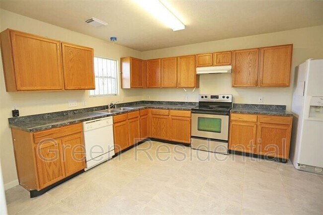 Building Photo - 5602 Lotus St