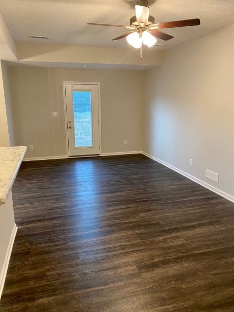 Foto del edificio - 803 River Birch Rd