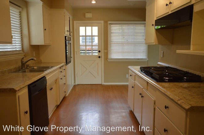 Building Photo - 3 br, 2 bath House - 615 North Sycamore