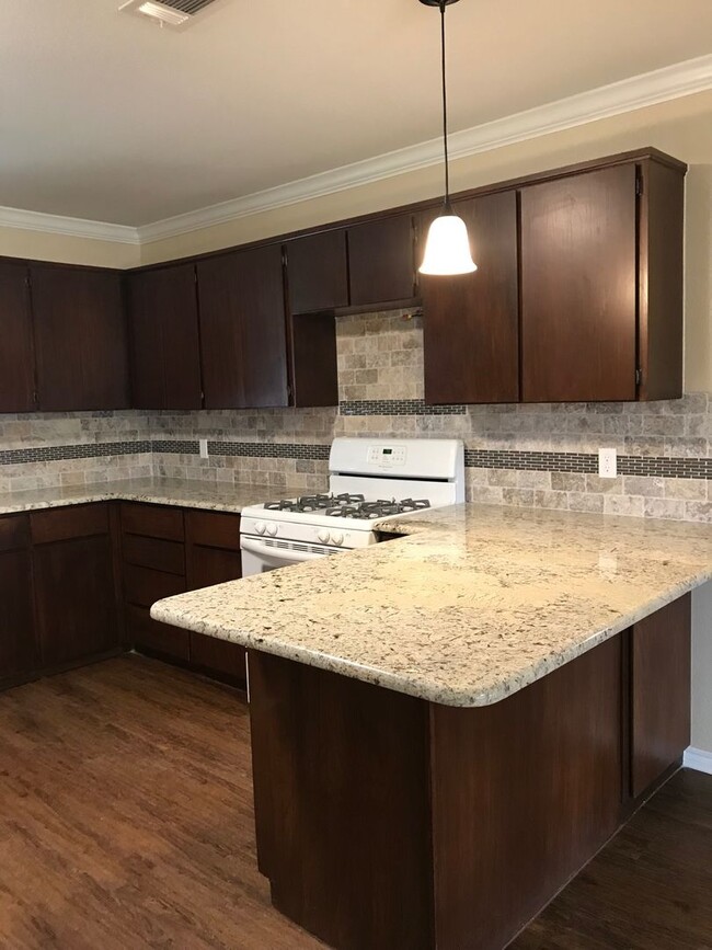 Building Photo - 4 bed 2 bath home