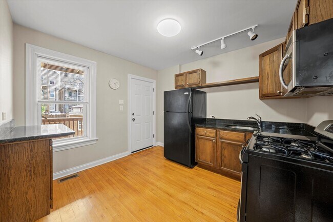 Building Photo - 1025 W 31st Pl