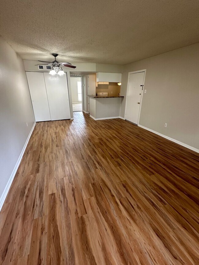 Building Photo - 1BD/1BA Condo located on the Germantown/Me...