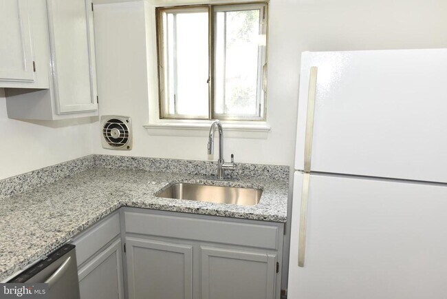 Foto del edificio - 11326 Cherry Hill Rd