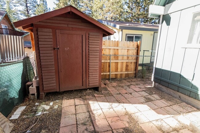 Foto del edificio - 3 Bedroom 2 Bath Gambrel Nestled in Big Bear City