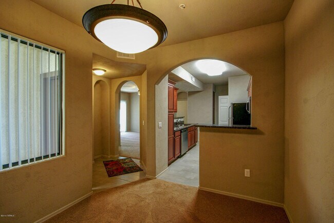 Foto del edificio - 2550 E River Rd