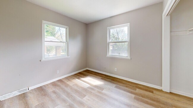Foto del edificio - 1694 Manchester Rd