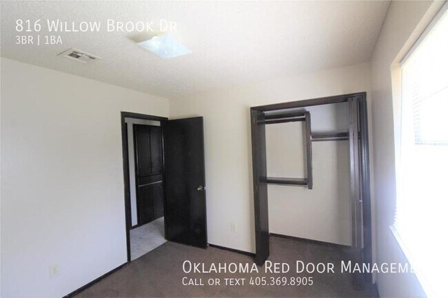 Foto del edificio - 816 Willow Brook Dr