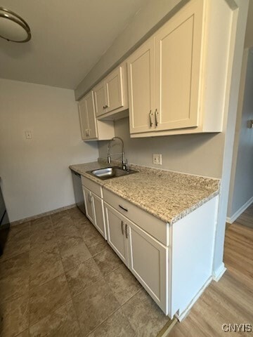 Foto del edificio - 328 Village Blvd N