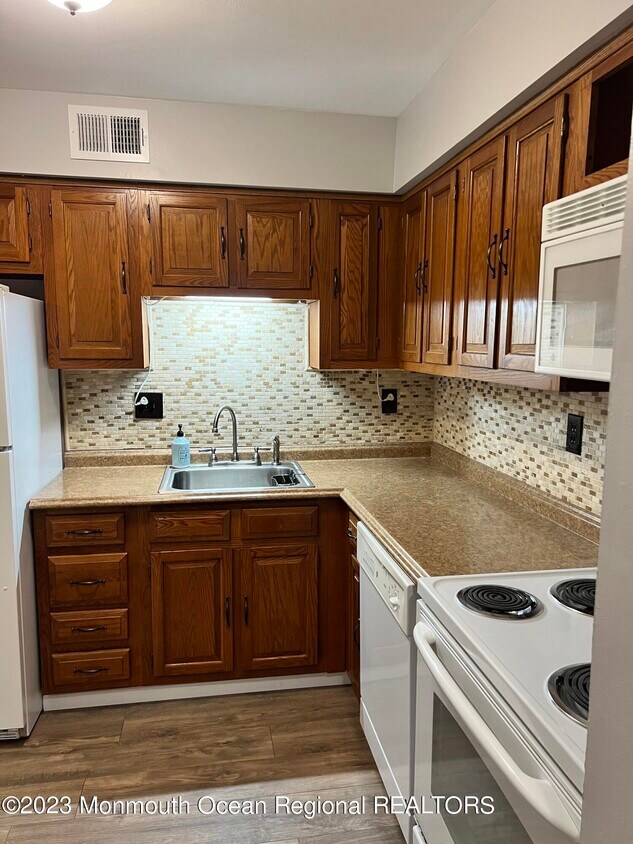 Primary Photo - 604 Wellington Pl