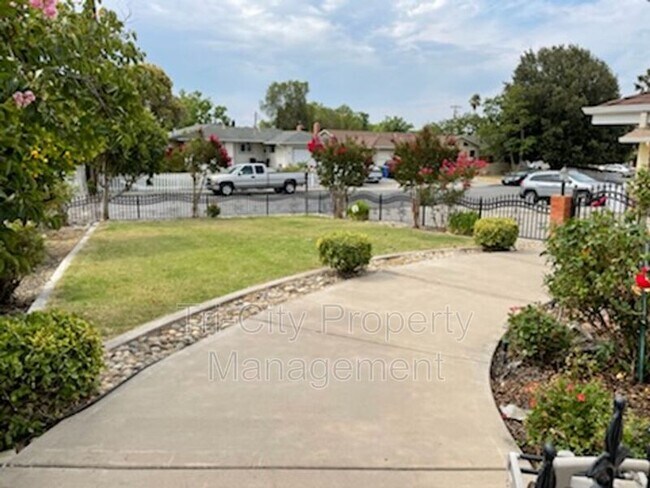 Building Photo - 645 Vesper Ave