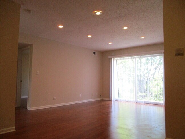 Building Photo - 9400 Bay Colony Dr