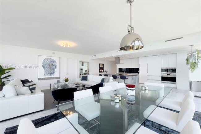 Building Photo - 700 NE 26th Terrace