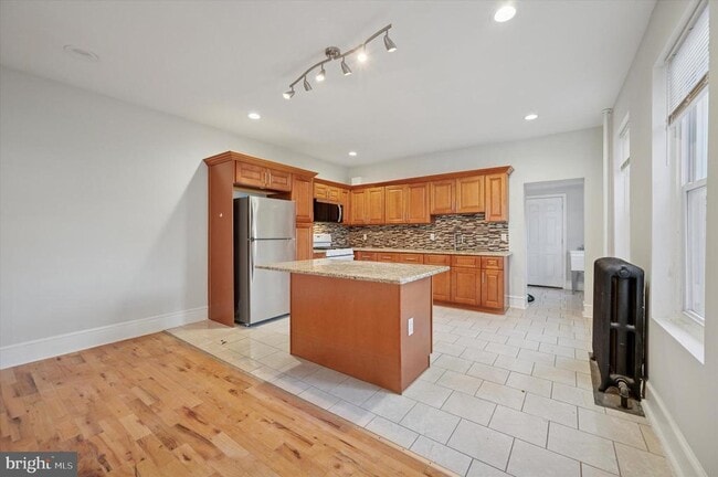 Foto del edificio - 6328 N Beechwood St