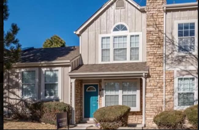 Cute 2 br/1.5b townhome - 9645 W Chatfield Ave