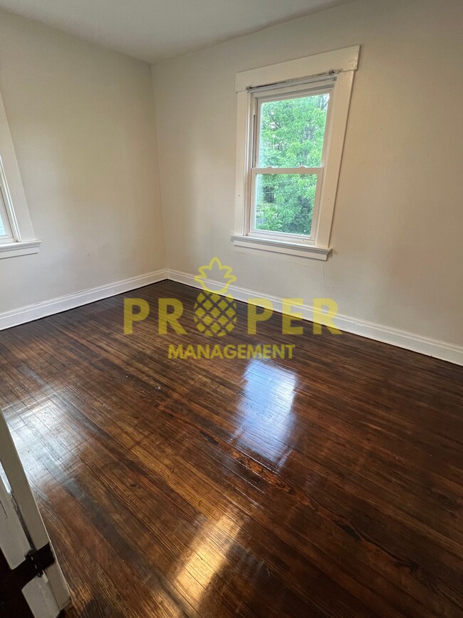 Building Photo - Nice 3 bedroom 1 bathroom house
