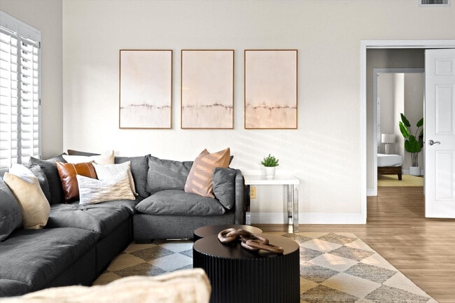 Building Photo - 5604 E Beverly Ln