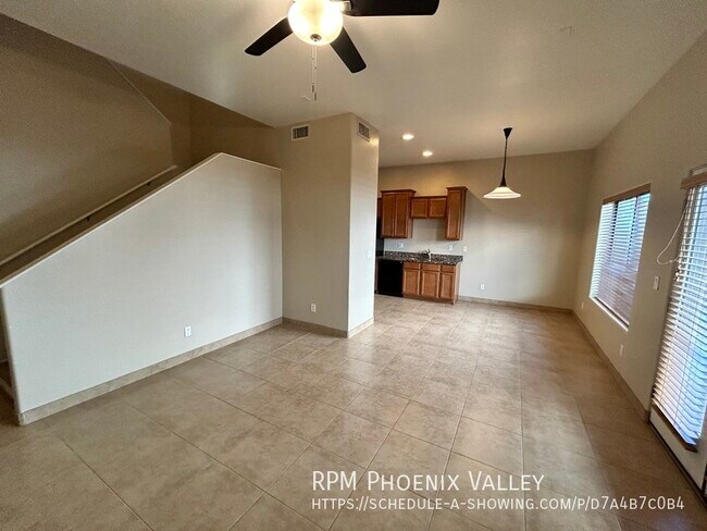 Building Photo - Updated 3/2 Gated Townhome in Downtown Phx...