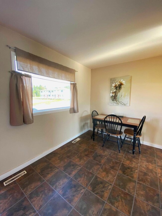 Building Photo - 2 bedroom in Kitimat BC V8C 1W4