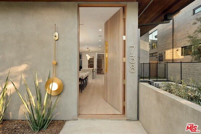 Foto del edificio - 738 Palms Blvd