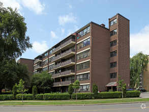 Building Photo - 42 Thorncliffe Park Dr