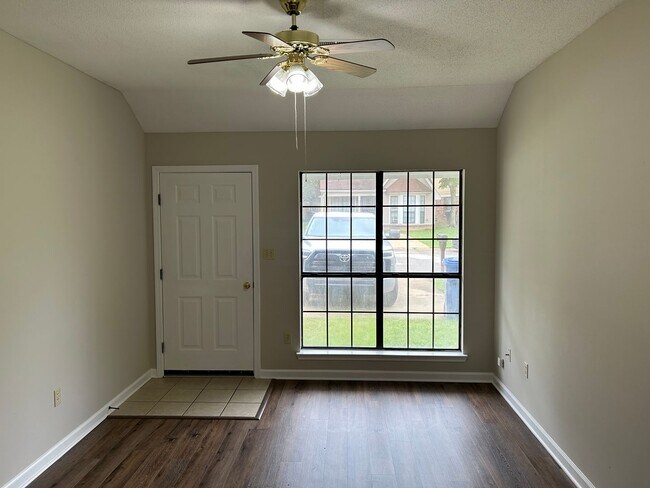 Foto del edificio - 3305 Edenshire Ln