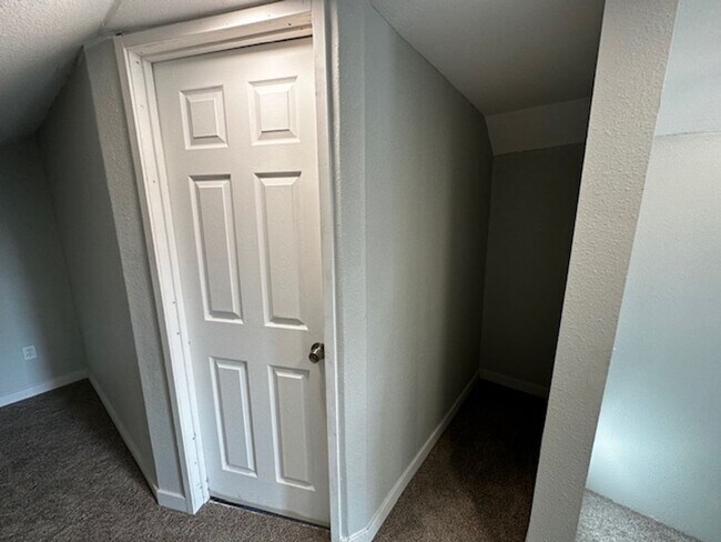 Building Photo - Charming Two Bedroom Pet Friendly Home in ...