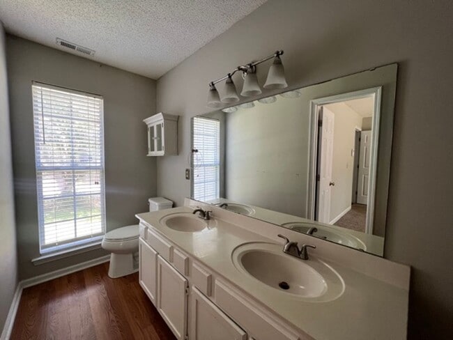 Building Photo - 3 bed / 2 bath home ~ Just minutes from Ha...