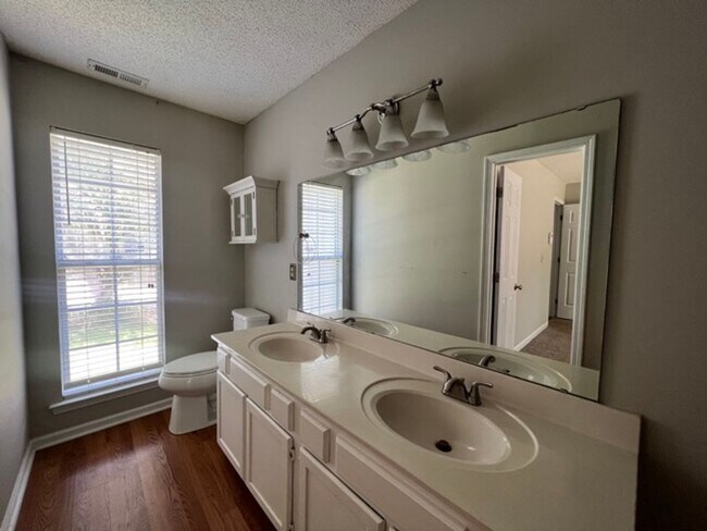 Foto del edificio - 3 bed / 2 bath home ~ Just minutes from Ha...