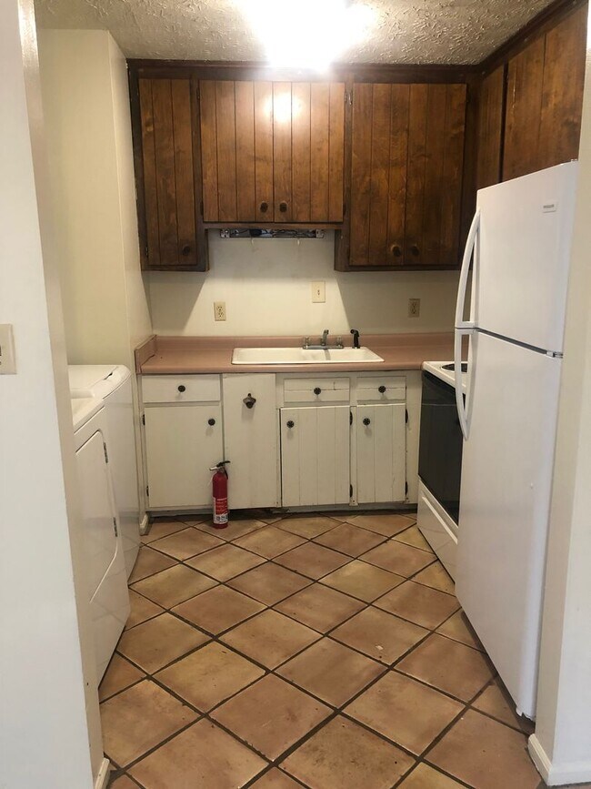 Foto del edificio - 2 Bedroom Duplex in Boulevard with a Yard